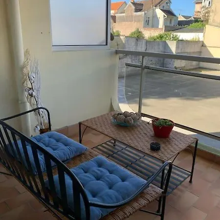 A 2 Pas De La *
